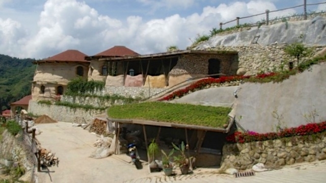 Stavba Superadobe restaurace v Malajsii